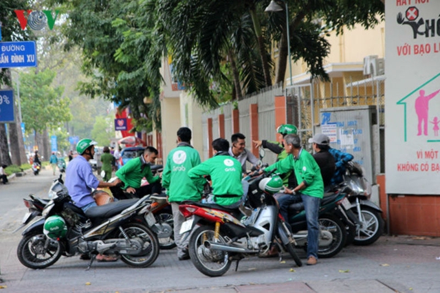 Nhiều vụ t&agrave;i xế Grabbike bị tấn c&ocirc;ng n&ecirc;n họ thường hỗ trợ nhau để h&agrave;nh nghề. Ảnh minh họa