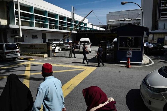 
Cảnh sát Malaysia canh gác để đảm bảo an ninh tại nhà xác bệnh viện Kuala Lumpur, nơi để thi thể ông Kim Jong Nam.
