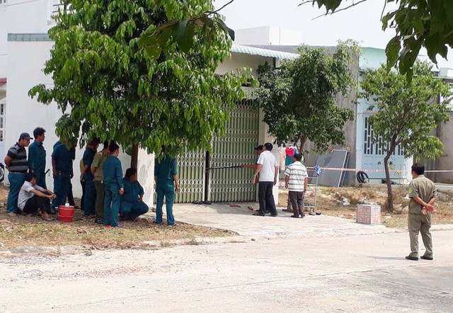 
Hiện trường ng&ocirc;i nh&agrave; nơi xảy ra vụ &aacute;n mạng l&agrave;m hai người chết - Ảnh: XU&Acirc;N AN
