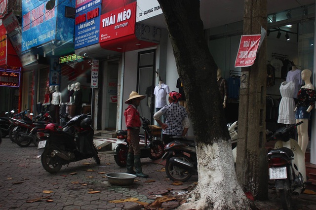 Hai người phụ nữ b&aacute;n c&aacute; t&ocirc;m dạo x&aacute;ch theo chiếc chậu thau, chỉ ngại ngần đứng ngo&agrave;i cửa ng&oacute; nghi&ecirc;ng lựa đồ cho con khiến nhiều người x&uacute;c động. Ảnh: Beatvn