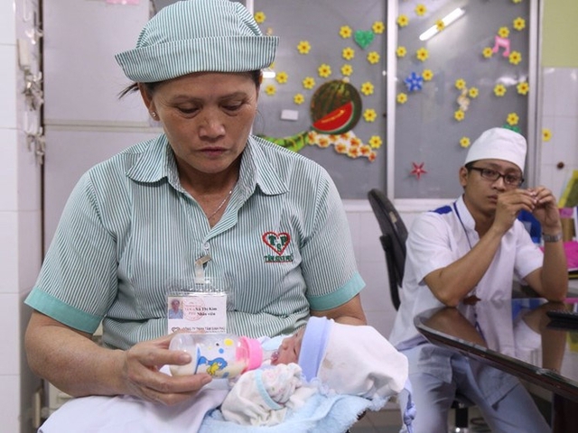 Điều dưỡng đang chăm sóc bé bị bỏ rơi ở bệnh viện quận 2.