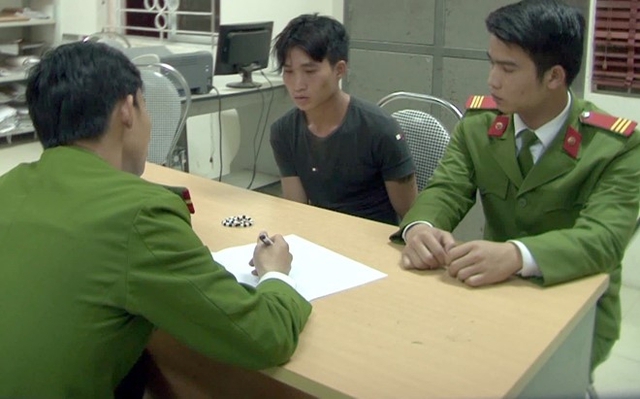 Cảnh s&aacute;t l&agrave;m việc với Tẩn Seo T&aacute;nh. Ảnh: B&aacute; Ngọc.