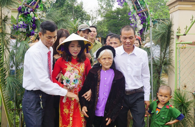 Đ&aacute;m cưới của tử t&ugrave; bị l&atilde;ng qu&ecirc;n Đặng Văn Thế diễn ra trong sự ch&uacute;c ph&uacute;c của nhiều người th&acirc;n, bạn b&egrave;.
