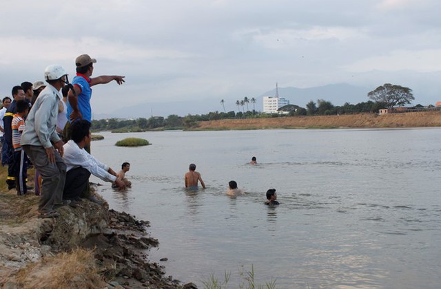 
Đến 17h lực lượng chức năng vẫn tích cực tìm kiếm thi thể em học sinh 7 tuổi đuối nước trên sông Dinh. Ảnh : Huỳnh Hải.
