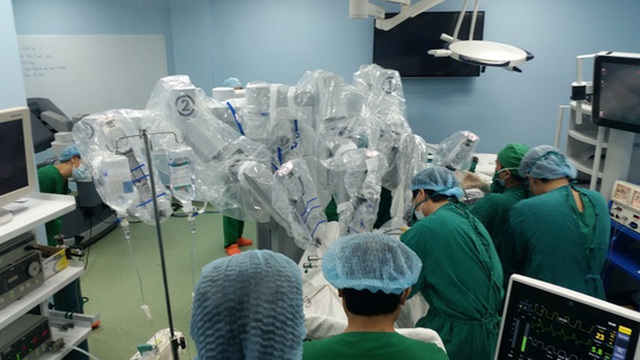 Nhiều cánh tay Robot được điều khiển phẫu thuật cho người bệnh