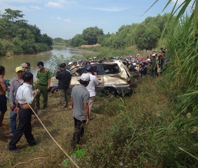 Chiếc xe ôtô biển số Đồng Nai được lực lượng chức năng vớt từ dưới sông La Ngà lên. Ảnh: CTV.