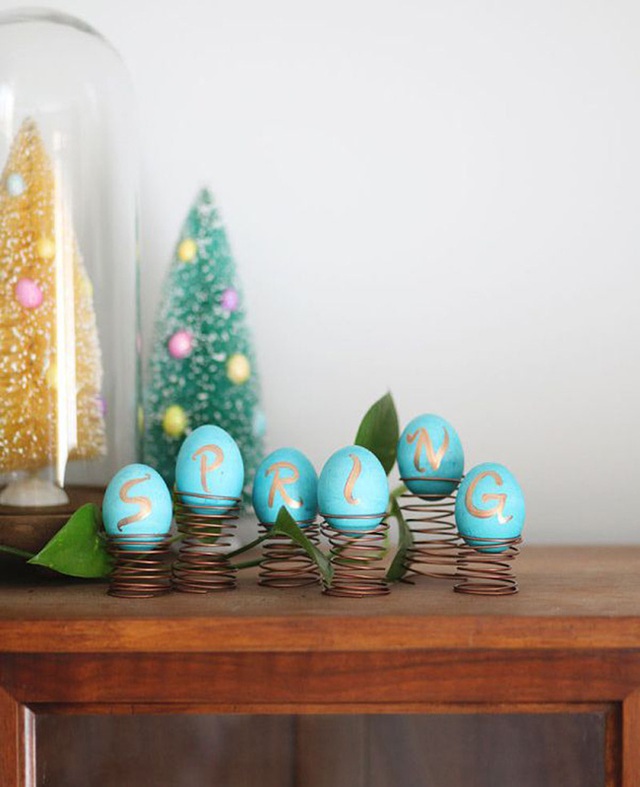 1. Những chiếc vỏ trứng được sơn màu xanh dương nhạt với những nét chữ màu đồng vô cùng nổi bật. Đặc biệt với những slogan ý nghĩa về tình yêu, về các mùa trong năm...sẽ đều giúp tô điểm cho ngôi nhà bạn.