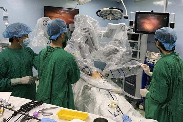 Các bác sĩ vận hành robot để phẫu thuật dạ dày. Ảnh: BVCC.