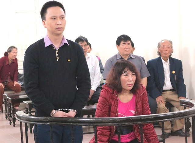 
Hai bị c&aacute;o tại t&ograve;a h&ocirc;m 20/3. Ảnh: V&acirc;n Thanh.
