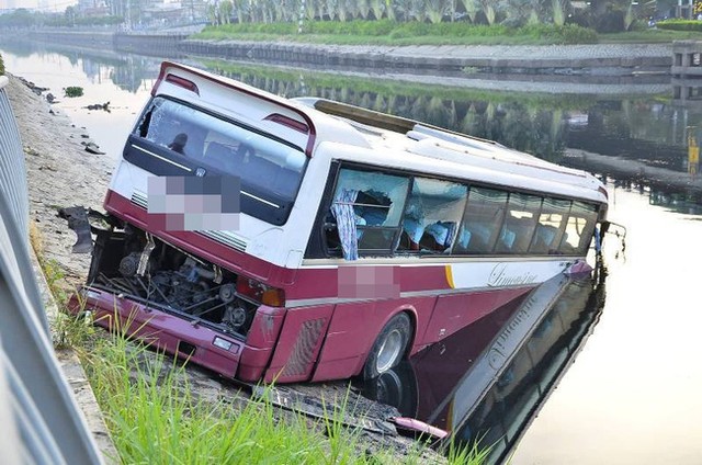 Chiếc xe lao xuống k&ecirc;nh.