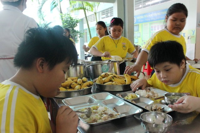 
Học sinh Trường tiểu học Trưng Trắc dùng bữa trưa theo thực đơn trong phần mềm “Xây dựng thực đơn cân bằng dinh dưỡng” - Ảnh: Phương Nguyễn
