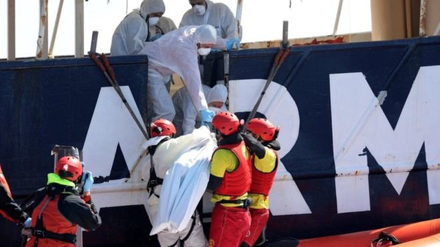 
Những thi thể nạn nhân được nhân viên cứu hộ đưa lên tàu.
