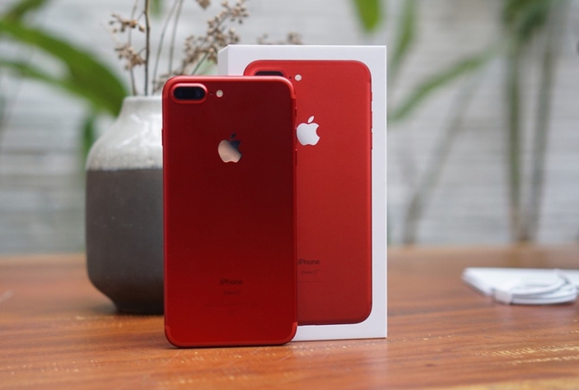 
iPhone 7 Plus màu đỏ (Product Red Edition) vừa được đưa về Việt Nam theo đường xách tay tại cửa hàng sửa chữa Dienthoaivui. Đơn vị này cho biết đem máy về để thử nghiệm, chưa phát giá sản phẩm. Trong khi đó, một số đại lý chào bán model này với giá 25 triệu đồng cho bản 128 GB.
