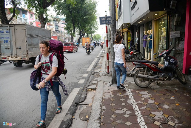 
Trên đường Kim Mã (Ba Đình), vạch sơn kẻ phần vỉa hè dành cho người đi bộ rộng từ 2-3 ô gạch, chỉ đủ cho một người di chuyển.
