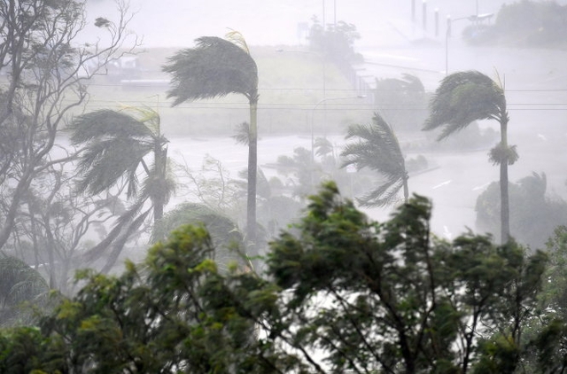 
Gi&oacute; v&agrave; mưa bắt đầu t&agrave;n ph&aacute; Airlie Beach, thuộc ph&iacute;a nam của th&agrave;nh phố Townsville, s&aacute;ng 28/3 - Ảnh: Reuters
