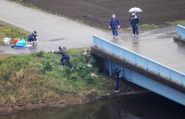 Cảnh sát kiểm tra khu vực tìm thấy thi thể bé gái người Việt ở Abiko, tỉnh Chiba, Nhật Bản, ngày 26/3. Ảnh: Mainichi.