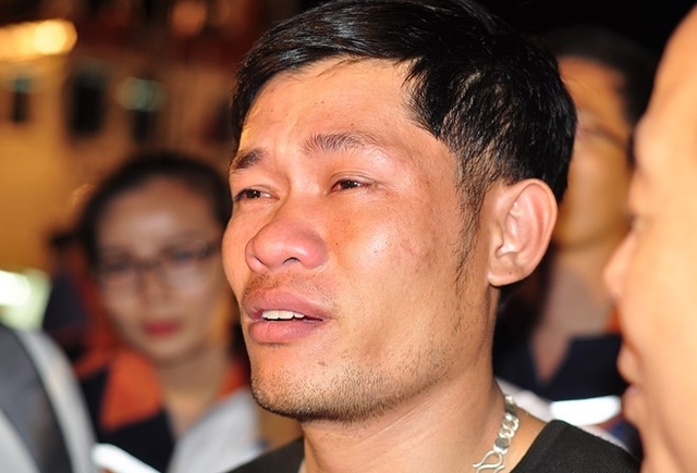Anh Nguyễn Văn Đức bật kh&oacute;c khi biết tin người bố vẫn mất t&iacute;ch. Ảnh: Ngọc An.