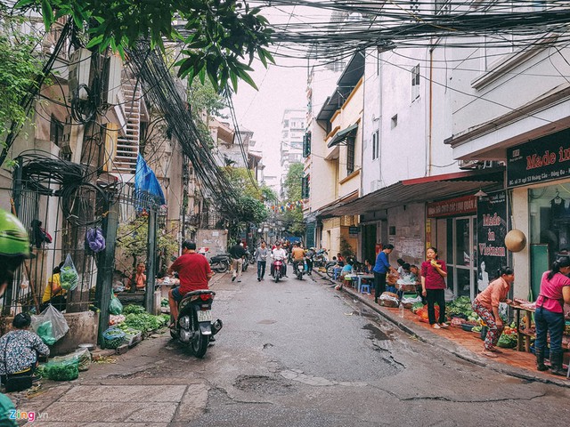 Hà Nội có vô số chợ cóc mọc lên từ trung tâm thành phố lẫn vùng ven. Loại hình chợ này tuy mang lại sự tiện lợi cho người dân trong sinh hoạt nhưng gây nhếch nhác, mất mỹ quan đô thị đã nhiều năm qua.



Người buôn bán có thể tận dụng bất kể vị trí nào trên vỉa hè, ven đường bày đặt hàng. Có người xếp rau củ xung quanh vỉa hè, gốc cây.





Có người để hàng ngay trên xe, thuận tiện cho việc “tẩu thoát” khi lực lượng chức năng đi kiểm tra.





Hoặc có người bày bán hàng nép trong một góc khuất.





Các ngõ nhỏ được coi là nơi “trú ẩn” an toàn của những người bán thịt cá, rau quả. Công an, cảnh sát khu vực thường không vào đây để đuổi họ.





Hàng ngày, anh Trình (Từ Sơn, Bắc Ninh) và vợ dậy từ 2h đi lấy cá rồi mang đến một chợ cóc ở phố Hoàng Cầu để bán. Anh cho biết ngày nào bán đắt hàng sẽ lãi từ 300.000-350.000 đồng. Ngày ế ẩm thì coi như hôm ấy gia đình anh lại có bữa cải thiện.





Hai vợ chồng đi miết từ sáng sớm tinh mơ đến quá trưa mới về, người vợ giãi bày.





“Ngày mưa to quá tôi mới dám nghỉ, còn khi mưa nhỏ thì mặc áo mưa chiến đấu”.





“Bên phường họ cũng vừa đuổi đấy. Hai vợ chồng mỗi người cắp một chậu cá đi lòng vòng rồi lại về chỗ cũ. Có lần tôi bị giữ xe và phạt 2,5 triệu đồng. Đành phải chịu chứ giờ không bán cá thì cũng về làm ruộng thôi”, anh nói.





“Khu này ngày trước đông người bán lắm, nhưng nửa tháng gần đây vơi đi một nửa rồi”, chị Mai (Hưng Yên) chia sẻ.





Là người có “kinh nghiệm” bán hàng ở phố Phan Huy Chú hơn chục năm nay, chị Mai thuê hẳn nhà để bán: “Tôi bày đồ trong nhà với bậc cửa, không ảnh hưởng gì đến vỉa hè, chứ như chị kia thì bị đuổi suốt”, chị vừa nói chị vừa chỉ sang người phụ nữ đồng hương có gánh rau bên cạnh.





“Ngồi bán hàng mà cứ nhấp nhổm lo có người đến kiểm tra. Hôm nào bị thu thì coi như mất trắng cả chì lẫn chài.





Đến mùa thì tôi về quê cấy hái, sau đó lại lên Hà Nội để buôn bán, một đứa con học đại học và một đứa cấp 2 trông cả vào gánh rau của mẹ, người bán rau này cho biết.





Anh Mã (huyện Đông Anh) chia sẻ: “Tôi thuê trước cửa nhà này để bán nên cũng không lo bị dẹp. Nhưng nếu trường hợp xấu xảy ra thì lại phải tính kế khác sinh nhai thôi”.





Với hai lọ dưa và cà muối, cụ bà 93 tuổi vẫn hàng ngày ngồi bên góc đường để kiếm sống.





“Tôi là đàn ông, còn có sức khỏe thì không sợ không tìm được việc khác, nhưng như cụ không con không cháu thì cũng không biết phải làm thế nào”, anh Mã băn khoăn.





Bà Thủy (Vạn Kiếp) thường mua hàng ở các khu chợ cóc, bởi theo bà, nếu biết nhìn thì rau củ của người bán mang từ vườn lên khá sạch sẽ, hơn nữa lại tiết kiệm thời gian.





Chỉ cần vài ba người bán hàng tụ lại một điểm quanh một góc phố là thành chợ cóc. Người mua không mất thời gian gửi xe, mua được thực phẩm cần thiết trong 5-10 phút. Người bán chủ yếu là dân ngoại tỉnh lên Hà Nội mưu sinh.

