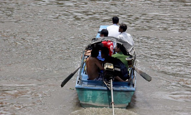 Ông Ba Chúc dùng xuống máy tìm kiếm bé trai mất tích trên sông Sài Gòn. Ảnh: Lê Trai.