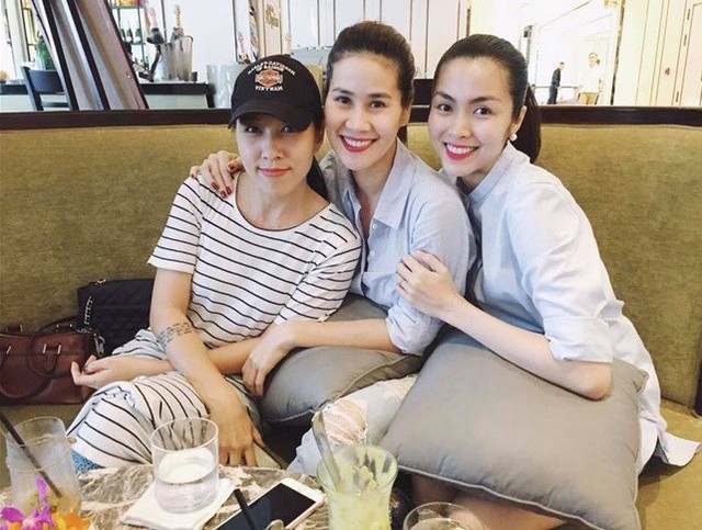 Tăng Thanh H&agrave; d&aacute;ng thon gọn, xinh đẹp d&ugrave; mới sinh con g&aacute;i. Ảnh: FB.