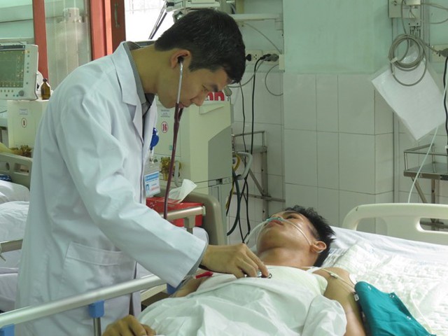 Bác sĩ May thăm khám bệnh nhân Minh sau ca phẫu thuật. Ảnh: Tùng Chi