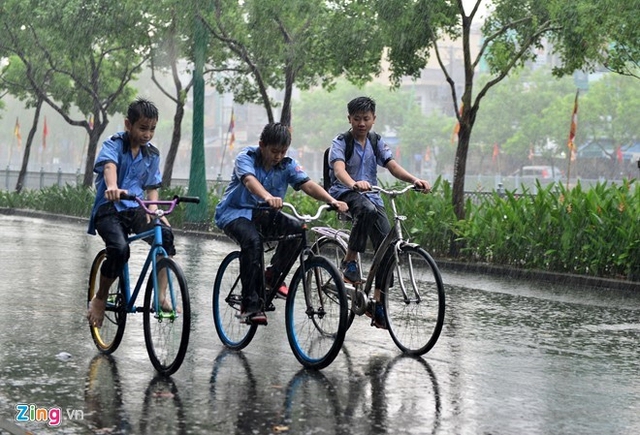 Mưa lớn bất ngờ đổ xuống S&agrave;i G&ograve;n giữa m&ugrave;a kh&ocirc;. Ảnh: Zing.vn