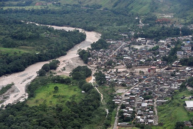 Một khu dân cư chìm trong bùn sau trận lở đất. Ảnh: Reuters.