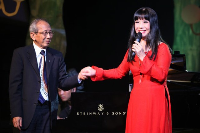 
Ca sĩ &Aacute;nh Tuyết bị gia đ&igrave;nh cố nhạc sĩ Nguyễn &Aacute;nh 9 phản ứng sau khi c&ocirc;ng bố đ&ecirc;m nhạc tưởng nhớ &ocirc;ng.
