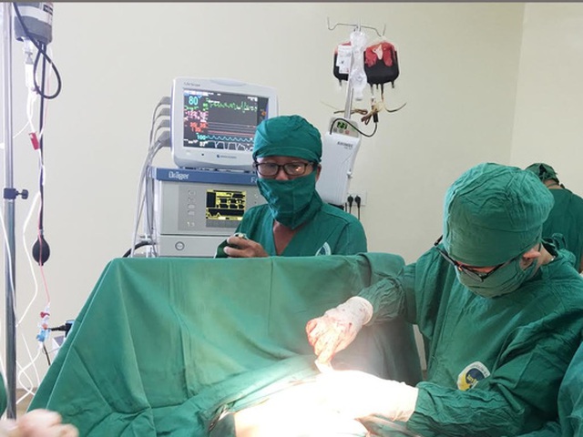 Các bác sĩ đang phẫu thuật vá lỗ thủng tim bệnh nhân.