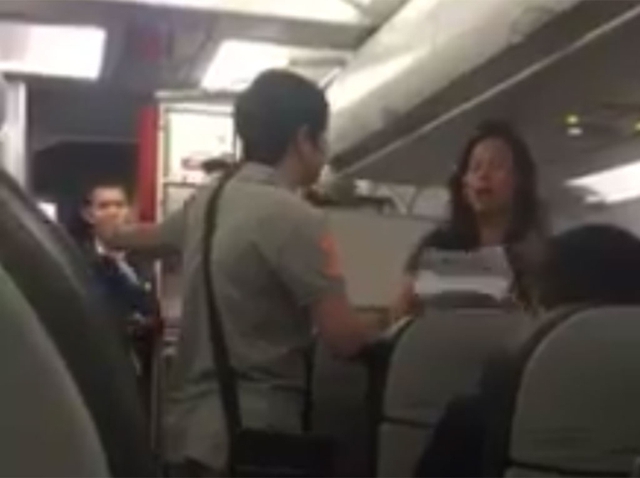 Nữ h&agrave;nh kh&aacute;ch la h&eacute;t g&acirc;y gổ với c&aacute;c tiếp vi&ecirc;n h&agrave;ng kh&ocirc;ng tr&ecirc;n chuyến bay VJ 134 của h&atilde;ng h&agrave;ng kh&ocirc;ng VietJet - Ảnh cắt từ clip