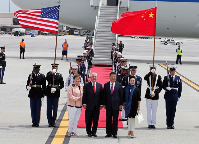 
Chủ tịch Trung Quốc Tập Cận Bình và phu nhân Bành Lệ Viên được Ngoại trưởng Mỹ Rex Tillerson và phu nhân Renda St. Clair chào đón khi đến Sân bay Quốc tế Palm Beach ở West Palm Beach, Florida, Mỹ, ngày 6/4.
