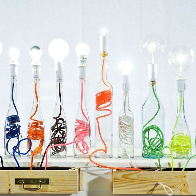 1. Chẳng khó khăn gì để bạn có thể sở hữu một bộ đèn đa sắc màu được làm từ những chai thủy tinh cũ như thế này.