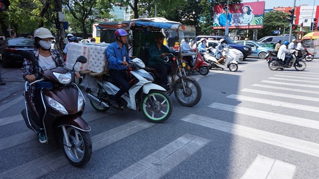 
Nền nhiệt tại Hà Nội trong hôm nay và ngay mai tiếp tục tăng, lên tới 35 độ. Ảnh: Lê Anh Dũng
