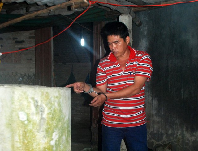 
Ph&uacute;c b&ecirc;n bồn nước, nơi phi tang x&aacute;c vợ suốt hơn 2 th&aacute;ng. Ảnh: T.Th&agrave;nh.
