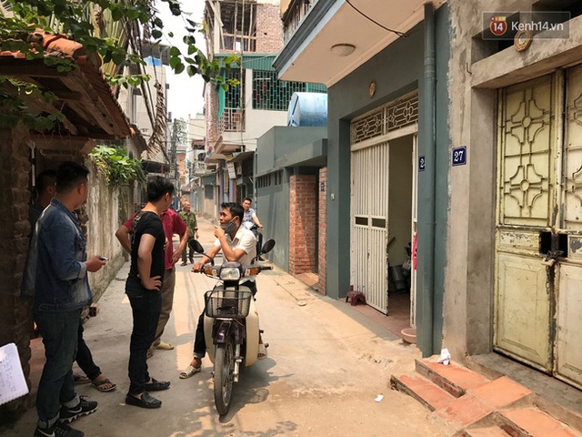 
Nhiều người dân xung quanh ngôi nhà nơi xảy ra sự việc vẫn chưa hết xôn xao.
