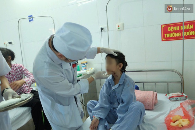 
Bé Trúc đang được các bác sĩ băng bó vết thương.
