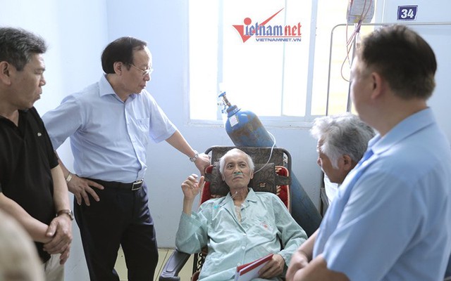 
NSND Tiến Thọ (thứ 2 từ trái sang) và NSƯT Lê Chức (tóc bạc) vào thăm nghệ sĩ Duy Thanh.
