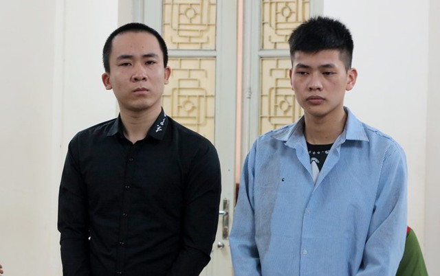 Bị c&aacute;o Hải (&aacute;o xanh) v&agrave; Ph&uacute;c tại t&ograve;a. Ảnh: V&acirc;n Thanh.