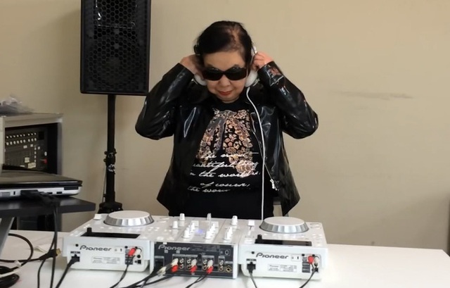 
Nữ DJ d&ugrave; đ&atilde; bước sang tuổi 82 nhưng vẫn tr&agrave;n đầy năng lượng.
