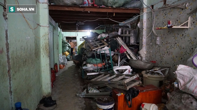 Căn nhà chứa đầy phế liệu tập kết mua lại từ người dân của chị Hồng.