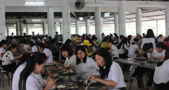 Nhân viên văn phòng và công nhân dùng bữa trưa tại nhà ăn tập thể Vedan Việt Nam. Ảnh chụp trưa 1/4/2017.