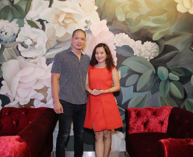 
Nh&acirc;n dịp tr&ograve;n 9 năm kết h&ocirc;n, vợ chồng B&igrave;nh Minh - Anh Thơ đ&atilde; tổ chức bữa tiệc ấm c&uacute;ng tại một nh&agrave; h&agrave;ng sang trọng ở TP HCM v&agrave;o tối 15/4.

