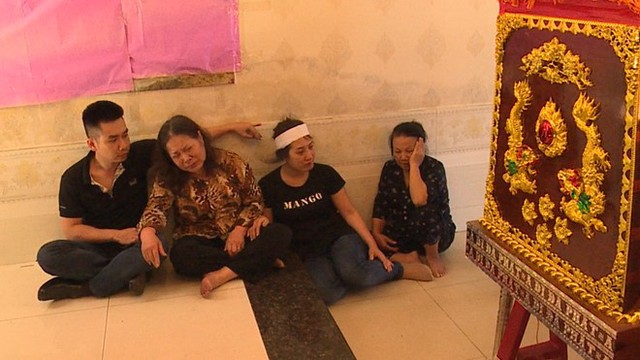 
Mẹ thiếu t&aacute; L&ecirc; Quang Minh kh&oacute;c ngất b&ecirc;n di h&agrave;i con. Ảnh: Trương Khởi.
