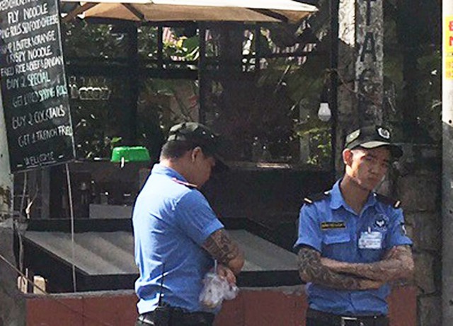 
Bảo vệ tay xăm trổ được người mẹ thu&ecirc; đến canh g&aacute;c kh&aacute;ch sạn con trai đang kinh doanh. Ảnh: A.X.
