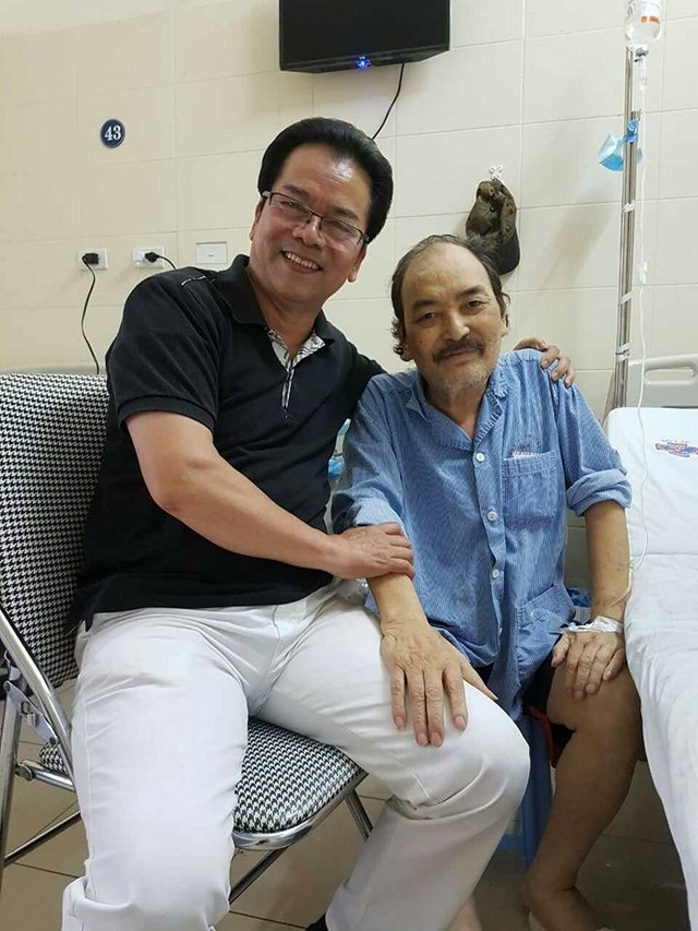 
Nghệ sĩ Hoàng Thắng gắng gượng tươi cười khi chụp hình với diễn viên Trần Nhượng

