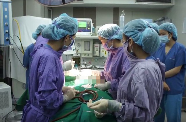 Các bác sĩ tiến hành phẫu thuật cho bệnh nhân.