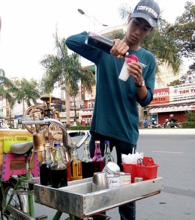 
Chiếc xe đ&aacute; b&agrave;o - cần c&acirc;u cơm của H&ograve;a. Ảnh: An Huỳnh.
