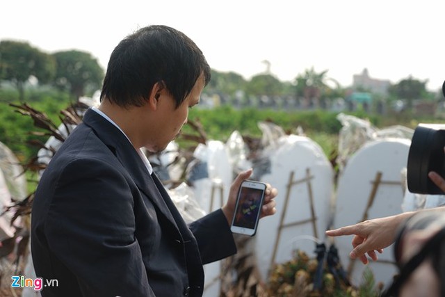 
Anh Hào xem hình ảnh nghi phạm do phóng viên Nhật cung cấp lúc thăm mộ bé Linh sau khi nhận tin bắt được nghi phạm hôm 14/4. Ảnh: Hoàng Như. 
