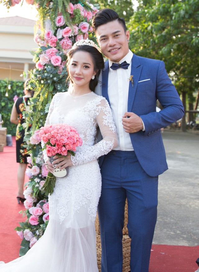 Bảo L&acirc;m v&agrave; b&agrave; x&atilde; rạng ngời trong lễ cưới. Ảnh: Quang Trần.