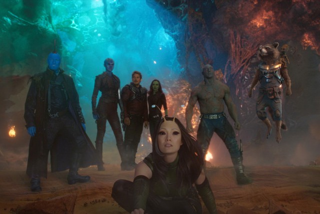 Guardians of the Galaxy Vol. 2 - 28/4: Trong phần hai, Star-Lord (Chris Pratt) - trưởng nhóm Vệ binh dải ngân hà - tái ngộ cha đẻ là Hành tinh sống Ego (Kurt Russell). Song, niềm vui lại dẫn đến những sự kiện mà biệt đội siêu anh hùng không thể nào ngờ tới. Đạo diễn James Gunn hứa hẹn phim chứa đựng những trường đoạn kỹ xảo hoành tráng chưa từng thấy. Ảnh: Disney.




King Arthur: Legend of the Sword - 12/5: Đạo diễn nổi tiếng Guy Ritchie kể lại câu chuyện huyền thoại vua Arthur (Charlie Hunnam) và thanh gươm trong đá Excalibur. King Arthur quy tụ nhiều gương mặt đáng chú ý như Djimon Hounsou, Aidan Gillen, Eric Bana, Jude Law (vai phản diện Vortigern). Ngoài ra, cựu danh thủ David Beckham cũng sắm vai khách mời trong phim. Ảnh: Warner Bros.





Alien: Covenant - 19/5: Đây vừa là phần tiếp theo của Prometheus (2012), vừa là phần tiền truyện của Alien (1979). Phi hành đoàn tàu không gian Covenant tìm đến hành tinh được mệnh danh là thiên đường, nhưng sớm chìm vào cơn ác mộng bởi hàng loạt sinh vật khát máu đáng sợ. Thông qua tác phẩm, đạo diễn Ridley Scott muốn giới thiệu nữ nhân vật hành động mới Daniels do Katharine Waterson thể hiện. Ảnh: Fox.





Pirates of the Caribbean: Salazar’s Revenge - 26/5: Phần năm của loạt bom tấn Cướp biển Caribbean tiếp tục giúp khán giả gặp lại “chàng cướp biển say khướt” Jack Sparrow (Johnny Depp) cùng những gương mặt quen thuộc như Will Turner (Orlando Bloom), thuyền trưởng Barbossa (Geoffrey Rush)… Lần này, bóng ma của thuyền trưởng khát máu Salazar (Javier Bardem) trở lại để đòi món nợ máu năm xưa với Jack Sparrow. Ảnh: Disney.





Baywatch - 26/5: Phiên bản điện ảnh của thương hiệu truyền hình nổi tiếng Baywatch xoay quanh một nhóm nhân viên cứu hộ bên bờ biển. Công chúng muốn xem liệu hai ngôi sao Dwayne “The Rock” Johnson và Zac Effron sẽ phối hợp ăn ý ra sao. Và phim chắc chắn không thể thiếu các bóng hồng xinh đẹp với những màn khoe sắc trên bãi biển như Priyanka Chopra, Alexandra Daddario, Kelly Rohrbach. Ảnh: Paramount.





Wonder Woman - 2/6: Bom tấn siêu anh hùng kể về nguồn gốc và câu chuyện của nữ chiến binh vùng Amazon là Wonder Woman do Gal Gadot thể hiện. Khán giả đã có dịp làm quen với nữ siêu nhân hùng mạnh này qua Batman v Superman: Dawn of Justice (2016). Sau hai phim liên tiếp gây tranh cãi về chất lượng nội dung, Warner Bros. cùng DC hẳn rất muốn gây ấn tượng đẹp với Wonder Woman. Ảnh: Warner Bros.





The Mummy - 9/6: Hãng Universal học tập Marvel Studios và Disney tạo ra vũ trụ phim quái vật mới, mà mở đầu là xác ướp có tuổi đời 2.000 năm của công chúa Ahmanet (Sofia Boutella) - người định giết cha để lên ngôi báu tại Ai Cập nhưng bất thành. Quân đội Mỹ vô tình phát hiện ra lăng mộ Ahmanet và đánh thức những thế lực siêu nhiên mà họ không thể nào ngờ tới. Ngôi sao sáng giá nhất của bom tấn là Tom Cruise trong vai người hùng Nick Morton. Ảnh: Universal.





Cars 3 - 16/6: Tuy có chất lượng nội dung không quá cao, nhưng Cars lại là thương hiệu hoạt hình “hái ra tiền” của Disney và Pixar. Năm nay, họ tung ra phần ba, tiếp tục xoay quanh nhân vật Lightning McQueen (Owen Wilson) được khán giả nhí mến mộ. Phim mở đầu khi McQueen gặp tai nạn nghiêm trọng trên đường đua và đứng trước nguy cơ phải giải nghệ sớm. Ảnh: Disney.





Transformers: The Last Knight - 23/6: Thường xuyên gây tranh cãi về chất lượng nhưng Transformers của đạo diễn Michael Bay luôn luôn là “cỗ máy in tiền” hiệu quả tại phòng vé. Trong phần năm, khán giả tiếp tục được khám phá bí mật về lịch sử của những người máy biến hình trên Trái đất. Người máy uy dũng Optimus Prime (Peter Cullen) bất ngờ làm phản và khiến nhân loại đối mặt với hiểm họa lớn hơn bao giờ hết. Ảnh: Paramount.





Baby Driver - 28/6: Một trong những ẩn số của mùa hè năm nay là tác phẩm hài - hành động của đạo diễn nổi tiếng Edgar Wright. Nhân vật chính trong Baby Driver là Baby (Ansel Elgort) - chàng thanh niên chuyên cầm lái trong các phi vụ trộm táo tợn và làm việc theo điệu nhạc. Nhưng cuộc gặp gỡ với một cô gái xinh đẹp (Lily James) khiến cậu muốn rút lui khỏi chốn giang hồ, bất chấp việc bị lũ xã hội đen ngăn cản. Ảnh: Sony.





Despicable Me 3 - 30/6: “Kẻ cắp mặt trăng” Gru (Steve Carell) vô tình tái ngộ người em song sinh thất lạc bấy lâu nay: Dru. Gru bị dụ dỗ trở lại con đường tội ác dù anh đã “cải tà quy chính” kể từ phần hai. Cùng lúc đó, siêu ác nhân Balthazar Bratt (Trey Parker) xuất hiện và khiến Gru bất đắc dĩ phải hợp tác với Dru để đánh bại hắn. Ảnh: Universal. 





Spider-Man: Homecoming - 7/7: Sony hợp tác với Marvel Studios để tái khởi động thương hiệu Người Nhện. Spider-Man do Tom Holland nhập vai vốn đã xuất hiện từ bom tấn Captain America: Civil War (2016) và rất được khán giả mến mộ. Trong bộ phim riêng, nhờ được Iron Man (Robert Downey Jr.) giúp đỡ, Peter Parker quyết tâm tiêu diệt Vulture (Michael Keaton) - kẻ mang mối tư thù với các siêu anh hùng và đang gây náo loạn New York. Ảnh: Sony.





War for the Planet of the Apes - 14/7: Sau những sự kiện trong Dawn of the Planet of the Apes (2014), mối quan hệ giữa loài linh trưởng và con người không còn có thể hàn gắn. Một trận chiến quyết định xem liệu đâu sẽ là giống loài thống trị Trái đất là điều không thể tránh khỏi. Thủ lĩnh Caesar (Andy Serkis) nay phải đối đầu với tên Colonel (Woody Harrelson) tàn ác, xảo quyệt. Ảnh: Fox.





Dunkirk - 21/7: Ba năm sau Interstellar (2014), đạo diễn lừng danh Christopher Nolan tái xuất với bom tấn mang đề tài chiến tranh đầu tiên trong sự nghiệp. Dunkirk xoay quanh chiến dịch Dynamo thần kỳ trên bãi biển Dunkirk vào những ngày cuối tháng 5/1940. Bị phát xít Đức bao vây, quân đội Đồng minh từ Anh, Bỉ, Canada và Pháp vẫn tìm được cách phá thế bế tắc, và đây trở thành sự kiện bước ngoặt của Thế chiến II. Ảnh: Warner Bros.





Valerian and the City of a Thousand Planets - 21/7: 220 triệu USD là kinh phí sản xuất của dự án phim khoa học viễn tưởng dựa trên truyện tranh do Luc Besson (Léon, Lucy) làm đạo diễn. Nhà làm phim người Pháp sẽ đưa khán giả tới thế kỷ 28 với những hành tinh xa xôi và hàng loạt loài sinh vật kỳ bí. Người hùng Valerian (Dane DeHann) cùng Laureline (Cara Delevingne) bỗng phát hiện ra một âm mưu gây đe dọa tới sự an nguy của toàn cõi thiên hà và quyết truy đuổi kẻ ác tới cùng. Ảnh: STX. 





Atomic Blonde - 28/7: Được gọi vui là “John Wick phiên bản nữ”, Atomic Blonde là tác phẩm hành động với ngôi sao Charlize Theron trong vai chính. Đó là nữ điệp viên Lorraine Broughton của MI6, người phải điều tra vụ án một đồng nghiệp bị sát hại tại Berlin, Đức ngay trước khi Bức tường Berlin sụp đổ vào năm 1989. Nguyên tác của bộ phim là tác phẩm truyện tranh The Coldest City (2012). Ảnh: Universal.





The Dark Tower - 4/8: Các fan của nhà văn Stephen King hồi hộp chờ đợi xem liệu nguyên tác văn học kinh điển sẽ được đạo diễn Nikolaj Arcel chuyển thể thế nào, và tay thiện xạ Roland Deschain (Idris Elba) cùng phù thủy Walter Padick (Matthew McConaughey) trổ tài ra sao trên màn ảnh. Ảnh: Sony. 





Detroit - 4/8: Nữ đạo diễn Kathyrn Bigelow kể lại một trong những sự kiện quan trọng của lịch sử hiện đại nước Mỹ. Một vụ bố ráp của cảnh sát tại Detroit vào năm 1967 khiến ba người da màu thiệt mạng và nhiều người khác bị thương. Nó rốt cuộc dẫn đến một trong những cuộc nổi dậy lớn nhất của người dân xứ sở cờ hoa. John Boyega, tài tử da màu của Star Wars: The Force Awakens (2015), nhận trách nhiệm thủ vai chính trong Detroit. Ảnh: Sony.





Annabelle: Creation - 11/8: Sau thành công của The Conjuring (2013) và Annabelle (2014), đội ngũ sản xuất tiếp tục thực hiện Annabelle: Creation trong mùa hè năm nay. Chuyện phim kể lại sự ra đời của con búp bê ma cũng như bi kịch của gia đình người thợ thủ công đã tạo ra nó. Ảnh: Warner Bros.





Hitman’s Bodyguard - 11/8: Trong bộ phim hài - hành động của Patrick Hughes, một chàng vệ sĩ (Ryan Reynolds) bất đắc dĩ phải phục vụ cho một sát thủ (Samuel L. Jackson) - người cũng là kẻ thù cũ của anh. Do có cùng mục tiêu tiêu diệt (Gary Oldman), họ buộc phải học cách làm việc với nhau. Phim gây tò mò cho khán giả bởi trailer hài hước cùng sự góp mặt của hai ngôi sao quen mặt trong dòng phim siêu anh hùng. Ảnh: Summit. 

